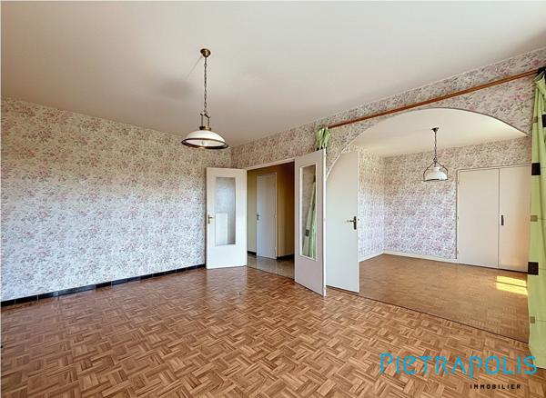 EXCLUSIVITÉ PIETRAPOLIS – MEYZIEU (69330) – Maison type FAVIER 130 m² – 5 chambres – Fort potentiel avec studio indépendant / Airbnb – Terrain piscinable de 695 m² – Secteur très calme – 10 min à pied du Groupama Stadium & LDLC Arena