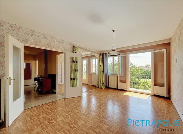 EXCLUSIVITÉ PIETRAPOLIS – MEYZIEU (69330) – Maison type FAVIER 130 m² – 5 chambres – Fort potentiel avec studio indépendant / Airbnb – Terrain piscinable de 695 m² – Secteur très calme – 10 min à pied du Groupama Stadium & LDLC Arena