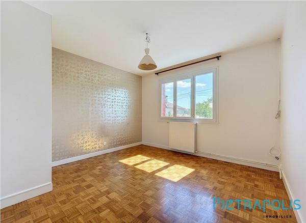 EXCLUSIVITÉ PIETRAPOLIS – MEYZIEU (69330) – Maison type FAVIER 130 m² – 5 chambres – Fort potentiel avec studio indépendant / Airbnb – Terrain piscinable de 695 m² – Secteur très calme – 10 min à pied du Groupama Stadium & LDLC Arena