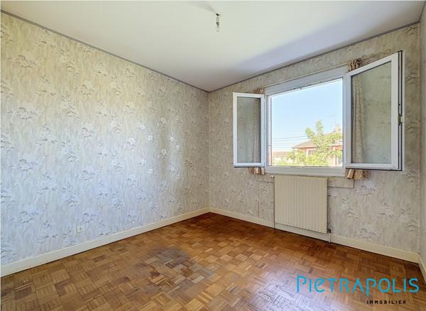 EXCLUSIVITÉ PIETRAPOLIS – MEYZIEU (69330) – Maison type FAVIER 130 m² – 5 chambres – Fort potentiel avec studio indépendant / Airbnb – Terrain piscinable de 695 m² – Secteur très calme – 10 min à pied du Groupama Stadium & LDLC Arena