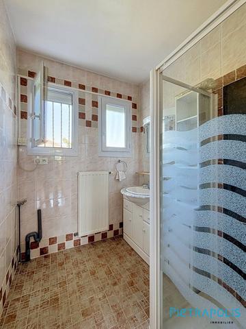 EXCLUSIVITÉ PIETRAPOLIS – MEYZIEU (69330) – Maison type FAVIER 130 m² – 5 chambres – Fort potentiel avec studio indépendant / Airbnb – Terrain piscinable de 695 m² – Secteur très calme – 10 min à pied du Groupama Stadium & LDLC Arena