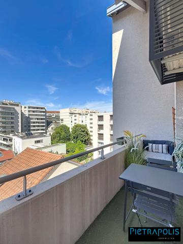 Duplex lumineux et rénové avec goût – Dernier étage avec vue dégagée