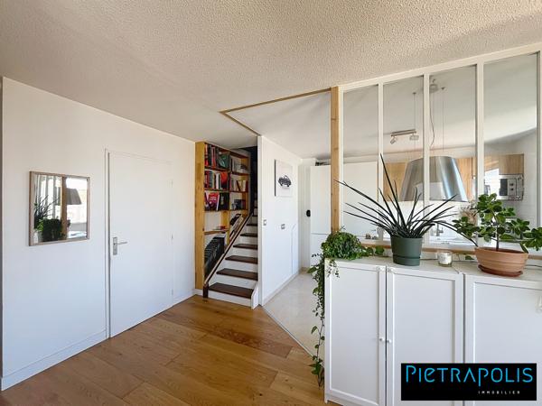 Duplex lumineux et rénové avec goût – Dernier étage avec vue dégagée