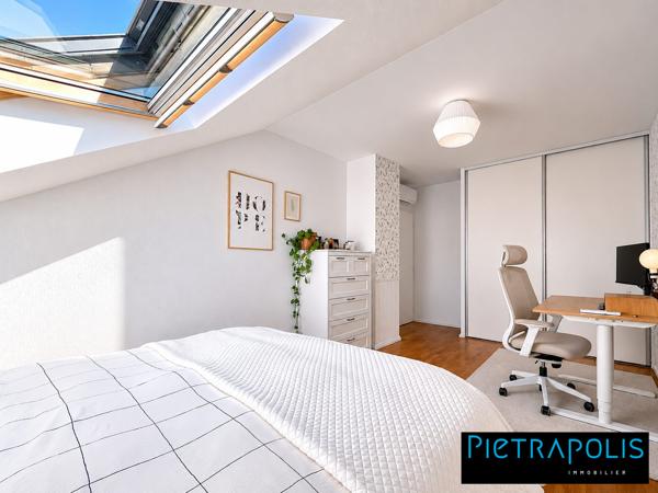 Duplex lumineux et rénové avec goût – Dernier étage avec vue dégagée