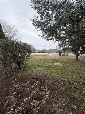 Terrain de 1 077 m²