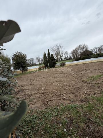 Terrain de 1 077 m²