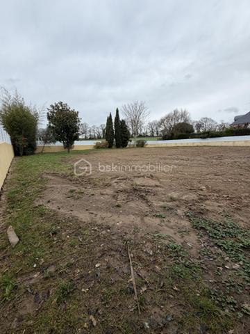 Terrain de 1 077 m²