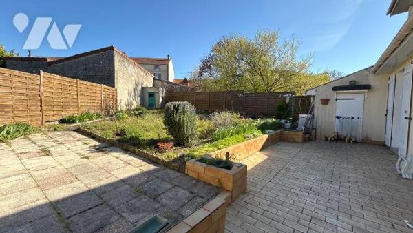 A VENDRE - SAINT-MEMMIE - Maison individuelle 4 chambres vivable de plain-pied

Située sur la...