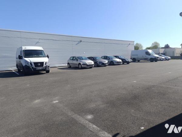PARKING 1000m²/14 PLACES VL/10 PLACES PL
