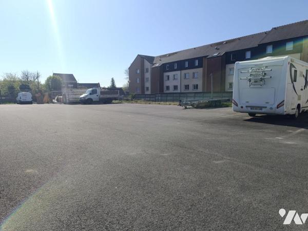 PARKING 1000m²/14 PLACES VL/10 PLACES PL