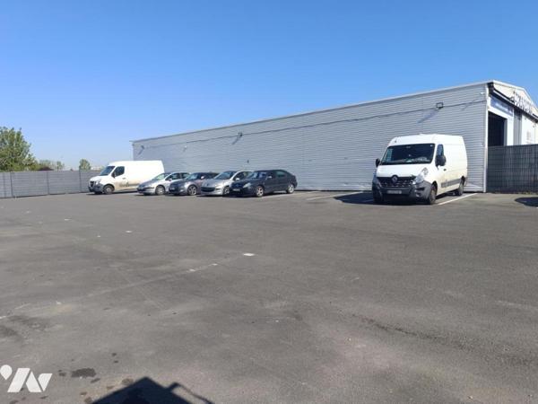 PARKING 1000m²/14 PLACES VL/10 PLACES PL