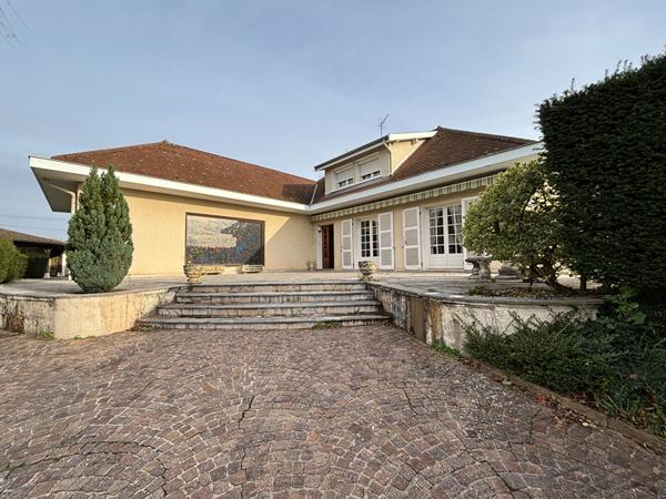 Vendre à Bourg-en-Bresse quartier Convert Maison d'une surface de 195m² , cuisine, 5 Chambres , piscine,  garages ,