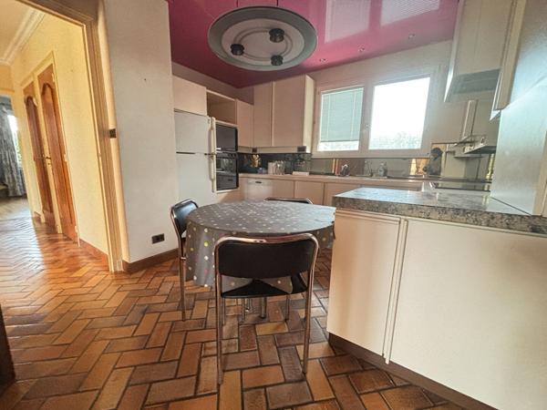 Vendre à Bourg-en-Bresse quartier Convert Maison d'une surface de 195m² , cuisine, 5 Chambres , piscine,  garages ,