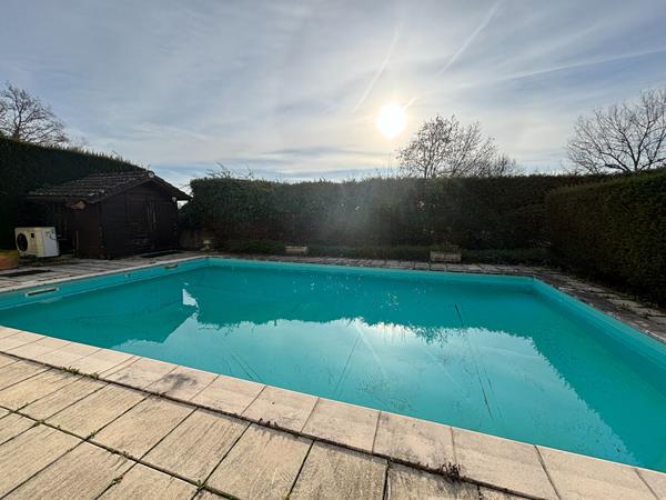 Vendre à Bourg-en-Bresse quartier Convert Maison d'une surface de 195m² , cuisine, 5 Chambres , piscine,  garages ,