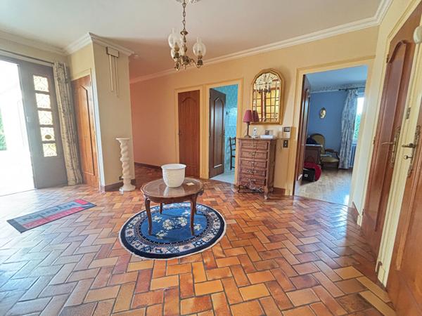 Vendre à Bourg-en-Bresse quartier Convert Maison d'une surface de 195m² , cuisine, 5 Chambres , piscine,  garages ,