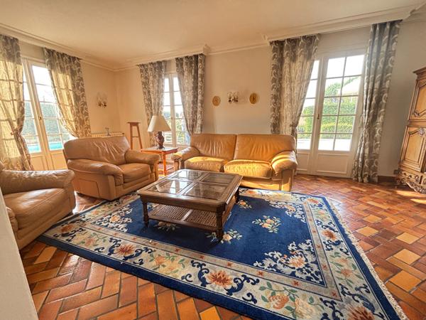 Vendre à Bourg-en-Bresse quartier Convert Maison d'une surface de 195m² , cuisine, 5 Chambres , piscine,  garages ,