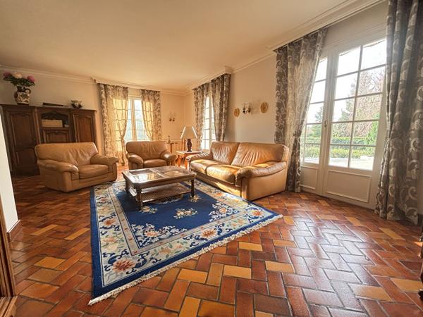 Vendre à Bourg-en-Bresse quartier Convert Maison d'une surface de 195m² , cuisine, 5 Chambres , piscine,  garages ,