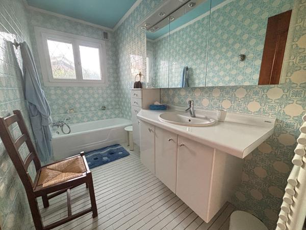 Vendre à Bourg-en-Bresse quartier Convert Maison d'une surface de 195m² , cuisine, 5 Chambres , piscine,  garages ,