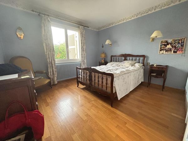 Vendre à Bourg-en-Bresse quartier Convert Maison d'une surface de 195m² , cuisine, 5 Chambres , piscine,  garages ,
