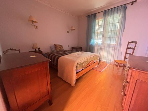 Vendre à Bourg-en-Bresse quartier Convert Maison d'une surface de 195m² , cuisine, 5 Chambres , piscine,  garages ,