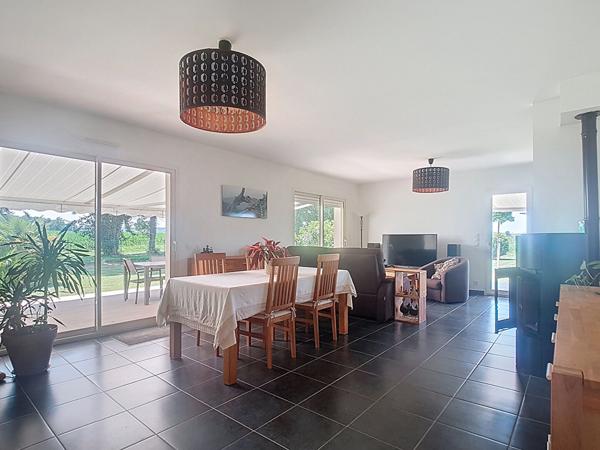 A VENDRE Maison Uzein 5 pièces 91,48 m2 de plain-pied de 2014 séjour avec poêle à granulés cuisine aménagée équipée 2 terrasses cellier 2 garages 2 places de parking couvertes.