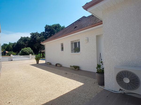 A VENDRE Maison Uzein 5 pièces 91,48 m2 de plain-pied de 2014 séjour avec poêle à granulés cuisine aménagée équipée 2 terrasses cellier 2 garages 2 places de parking couvertes.