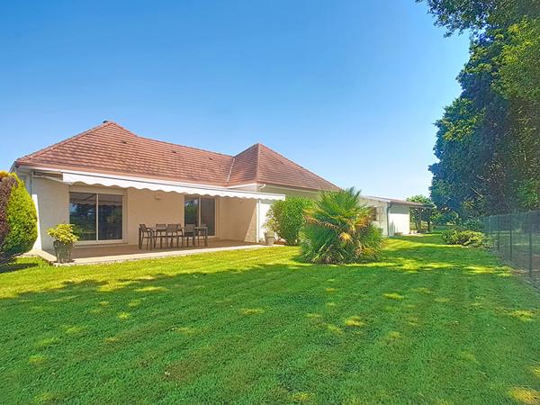 A VENDRE Maison Uzein 5 pièces 91,48 m2 de plain-pied de 2014 séjour avec poêle à granulés cuisine aménagée équipée 2 terrasses cellier 2 garages 2 places de parking couvertes.