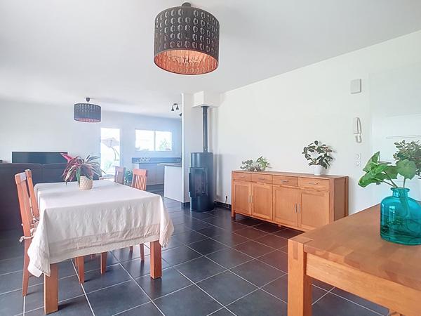 A VENDRE Maison Uzein 5 pièces 91,48 m2 de plain-pied de 2014 séjour avec poêle à granulés cuisine aménagée équipée 2 terrasses cellier 2 garages 2 places de parking couvertes.