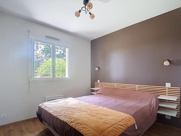 A VENDRE Maison Uzein 5 pièces 91,48 m2 de plain-pied de 2014 séjour avec poêle à granulés cuisine aménagée équipée 2 terrasses cellier 2 garages 2 places de parking couvertes.