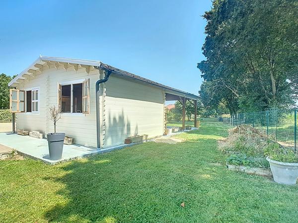 A VENDRE Maison Uzein 5 pièces 91,48 m2 de plain-pied de 2014 séjour avec poêle à granulés cuisine aménagée équipée 2 terrasses cellier 2 garages 2 places de parking couvertes.