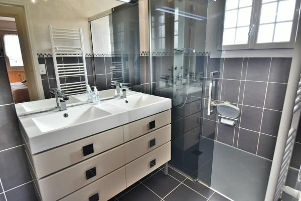 Grande Maison à vendre 6 pièces, 4 chambres, 2 s d'eau, 2 WC, garage et jardin ANGOULEME (16)