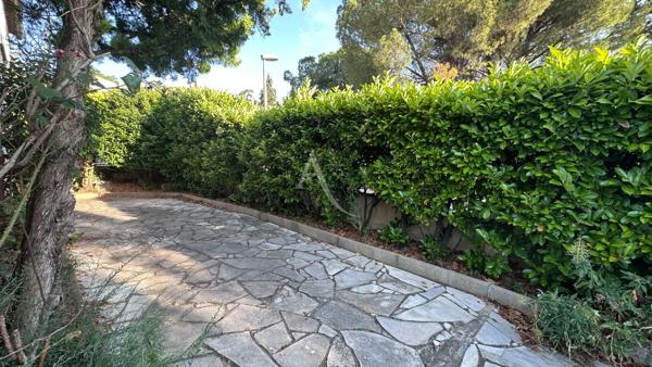 VILLA COMPOSEE D UN T4 ET T2 AVEC TERRASSES JARDIN GARAGE ET CAVE A MANOSQUE