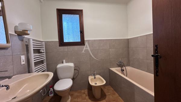 VILLA COMPOSEE D UN T4 ET T2 AVEC TERRASSES JARDIN GARAGE ET CAVE A MANOSQUE