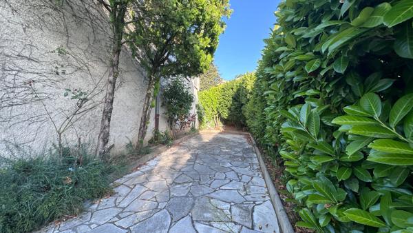 VILLA COMPOSEE D UN T4 ET T2 AVEC TERRASSES JARDIN GARAGE ET CAVE A MANOSQUE