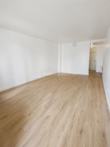 Découvrez ce grand studio récemment rénové (peinture, cuisine et mobilier de salle de bain neufs). Idéalement situé au rez-de-chaussée d'une petite copropriété calme et bien entretenue.

L'espace se compose :
•	D'une entrée optimisée
•	D'une belle et spacieuse pièce de vie, facile à aménager
•	D'une cuisine indépendante et fonctionnelle
•	D'une salle de bains moderne avec WC
•	Une cave en sous-sol complète ce bien

Le quartier : Situé en plein cœur du centre-ville d'Asnières, à seulement 5 minutes à pied de la Mairie. Vous profiterez d'une vie de quartier idéale avec tous les commerces, restaurants et transports à proximité.

📞 Contactez-moi dès maintenant pour plus d’informations ou pour organiser votre visite !

À noter : afin de vous aider à vous projeter, certaines photos de l'annonce présentent une proposition d'agencement virtuel réalisée par IA.