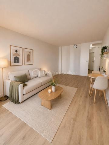 Découvrez ce grand studio récemment rénové (peinture, cuisine et mobilier de salle de bain neufs). Idéalement situé au rez-de-chaussée d'une petite copropriété calme et bien entretenue.

L'espace se compose :
•	D'une entrée optimisée
•	D'une belle et spacieuse pièce de vie, facile à aménager
•	D'une cuisine indépendante et fonctionnelle
•	D'une salle de bains moderne avec WC
•	Une cave en sous-sol complète ce bien

Le quartier : Situé en plein cœur du centre-ville d'Asnières, à seulement 5 minutes à pied de la Mairie. Vous profiterez d'une vie de quartier idéale avec tous les commerces, restaurants et transports à proximité.

📞 Contactez-moi dès maintenant pour plus d’informations ou pour organiser votre visite !

À noter : afin de vous aider à vous projeter, certaines photos de l'annonce présentent une proposition d'agencement virtuel réalisée par IA.