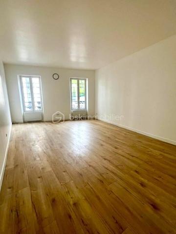 Découvrez ce grand studio récemment rénové (peinture, cuisine et mobilier de salle de bain neufs). Idéalement situé au rez-de-chaussée d'une petite copropriété calme et bien entretenue.

L'espace se compose :
•	D'une entrée optimisée
•	D'une belle et spacieuse pièce de vie, facile à aménager
•	D'une cuisine indépendante et fonctionnelle
•	D'une salle de bains moderne avec WC
•	Une cave en sous-sol complète ce bien

Le quartier : Situé en plein cœur du centre-ville d'Asnières, à seulement 5 minutes à pied de la Mairie. Vous profiterez d'une vie de quartier idéale avec tous les commerces, restaurants et transports à proximité.

📞 Contactez-moi dès maintenant pour plus d’informations ou pour organiser votre visite !

À noter : afin de vous aider à vous projeter, certaines photos de l'annonce présentent une proposition d'agencement virtuel réalisée par IA.