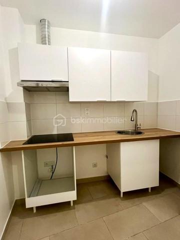 Découvrez ce grand studio récemment rénové (peinture, cuisine et mobilier de salle de bain neufs). Idéalement situé au rez-de-chaussée d'une petite copropriété calme et bien entretenue.

L'espace se compose :
•	D'une entrée optimisée
•	D'une belle et spacieuse pièce de vie, facile à aménager
•	D'une cuisine indépendante et fonctionnelle
•	D'une salle de bains moderne avec WC
•	Une cave en sous-sol complète ce bien

Le quartier : Situé en plein cœur du centre-ville d'Asnières, à seulement 5 minutes à pied de la Mairie. Vous profiterez d'une vie de quartier idéale avec tous les commerces, restaurants et transports à proximité.

📞 Contactez-moi dès maintenant pour plus d’informations ou pour organiser votre visite !

À noter : afin de vous aider à vous projeter, certaines photos de l'annonce présentent une proposition d'agencement virtuel réalisée par IA.