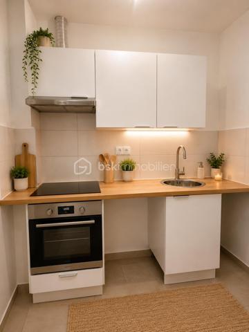 Découvrez ce grand studio récemment rénové (peinture, cuisine et mobilier de salle de bain neufs). Idéalement situé au rez-de-chaussée d'une petite copropriété calme et bien entretenue.

L'espace se compose :
•	D'une entrée optimisée
•	D'une belle et spacieuse pièce de vie, facile à aménager
•	D'une cuisine indépendante et fonctionnelle
•	D'une salle de bains moderne avec WC
•	Une cave en sous-sol complète ce bien

Le quartier : Situé en plein cœur du centre-ville d'Asnières, à seulement 5 minutes à pied de la Mairie. Vous profiterez d'une vie de quartier idéale avec tous les commerces, restaurants et transports à proximité.

📞 Contactez-moi dès maintenant pour plus d’informations ou pour organiser votre visite !

À noter : afin de vous aider à vous projeter, certaines photos de l'annonce présentent une proposition d'agencement virtuel réalisée par IA.