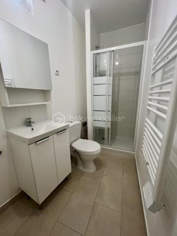 Découvrez ce grand studio récemment rénové (peinture, cuisine et mobilier de salle de bain neufs). Idéalement situé au rez-de-chaussée d'une petite copropriété calme et bien entretenue.

L'espace se compose :
•	D'une entrée optimisée
•	D'une belle et spacieuse pièce de vie, facile à aménager
•	D'une cuisine indépendante et fonctionnelle
•	D'une salle de bains moderne avec WC
•	Une cave en sous-sol complète ce bien

Le quartier : Situé en plein cœur du centre-ville d'Asnières, à seulement 5 minutes à pied de la Mairie. Vous profiterez d'une vie de quartier idéale avec tous les commerces, restaurants et transports à proximité.

📞 Contactez-moi dès maintenant pour plus d’informations ou pour organiser votre visite !

À noter : afin de vous aider à vous projeter, certaines photos de l'annonce présentent une proposition d'agencement virtuel réalisée par IA.