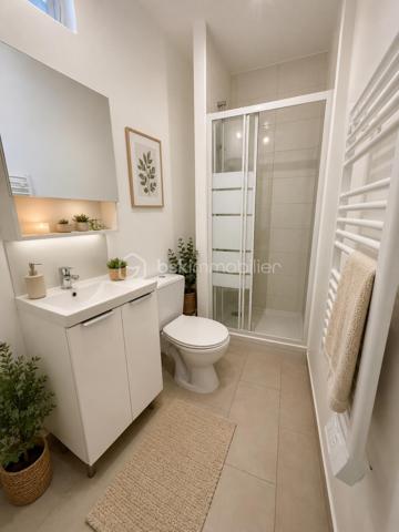 Découvrez ce grand studio récemment rénové (peinture, cuisine et mobilier de salle de bain neufs). Idéalement situé au rez-de-chaussée d'une petite copropriété calme et bien entretenue.

L'espace se compose :
•	D'une entrée optimisée
•	D'une belle et spacieuse pièce de vie, facile à aménager
•	D'une cuisine indépendante et fonctionnelle
•	D'une salle de bains moderne avec WC
•	Une cave en sous-sol complète ce bien

Le quartier : Situé en plein cœur du centre-ville d'Asnières, à seulement 5 minutes à pied de la Mairie. Vous profiterez d'une vie de quartier idéale avec tous les commerces, restaurants et transports à proximité.

📞 Contactez-moi dès maintenant pour plus d’informations ou pour organiser votre visite !

À noter : afin de vous aider à vous projeter, certaines photos de l'annonce présentent une proposition d'agencement virtuel réalisée par IA.