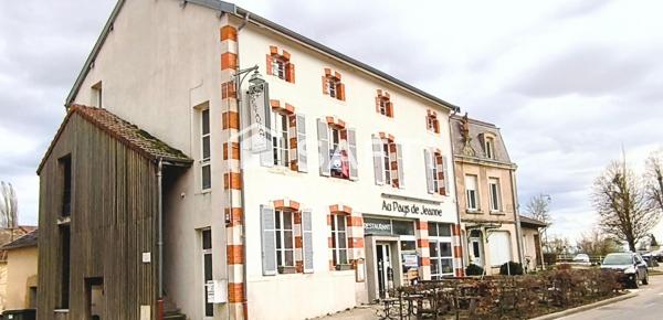 Fonds de commerce d'un restaurant réputé, bar, idéalement situé en face de monuments historiques classés