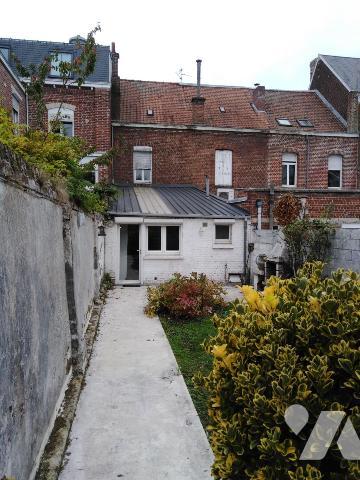 VALENCIENNES SECTEUR MUSEE - MAISON DE VILLE MITOYENNE AVEC GARAGE ET JARDIN 