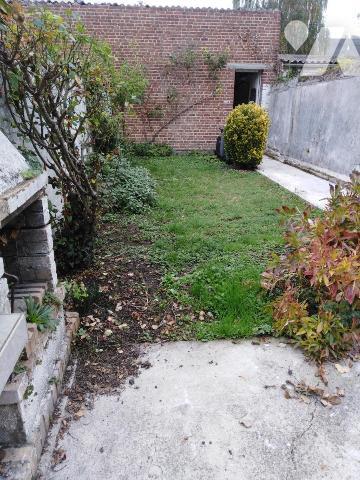 VALENCIENNES SECTEUR MUSEE - MAISON DE VILLE MITOYENNE AVEC GARAGE ET JARDIN 