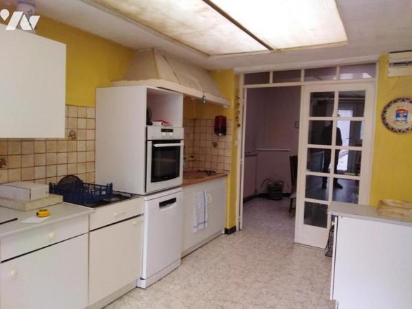 VALENCIENNES SECTEUR MUSEE - MAISON DE VILLE MITOYENNE AVEC GARAGE ET JARDIN 