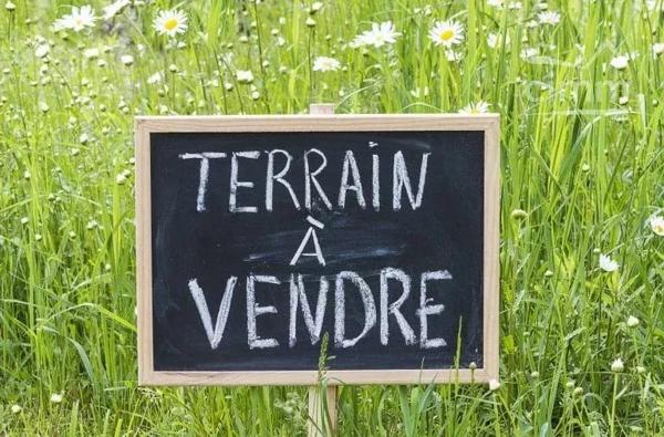 Terrain constructible d’une superficie de 4800 m², situé à Guîtres, idéal pour tout projet immobilier.