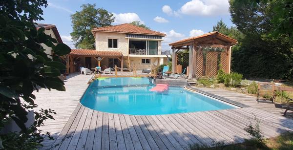 Maison lumineuse avec piscine et terrain d’1 hectare proche Bergerac