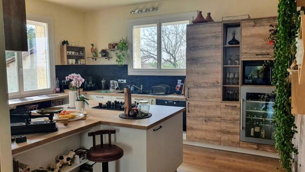 Maison lumineuse avec piscine et terrain d’1 hectare proche Bergerac