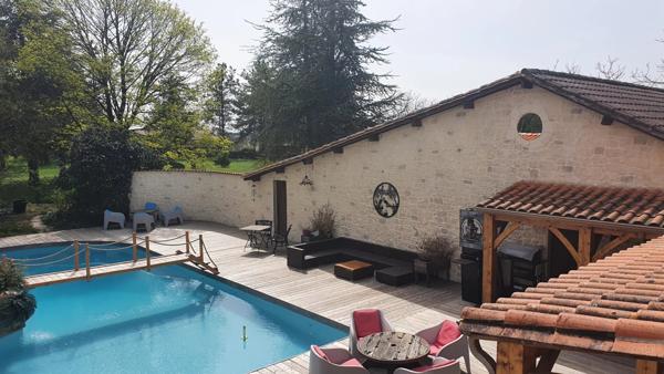 Maison lumineuse avec piscine et terrain d’1 hectare proche Bergerac