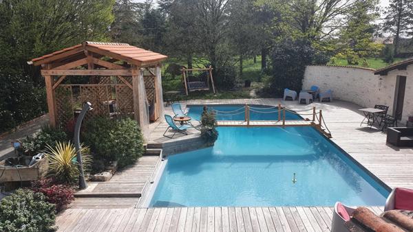 Maison lumineuse avec piscine et terrain d’1 hectare proche Bergerac